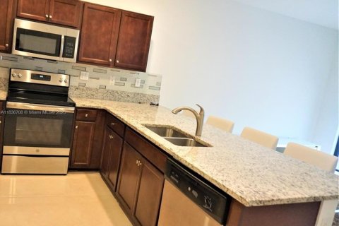 Townhouse in Hialeah, Florida 3 bedrooms, 143.07 sq.m. № 1821997 - photo 15