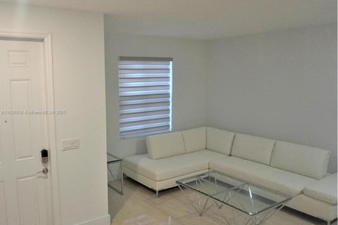 Townhouse in Hialeah, Florida 3 bedrooms, 143.07 sq.m. № 1821997 - photo 4
