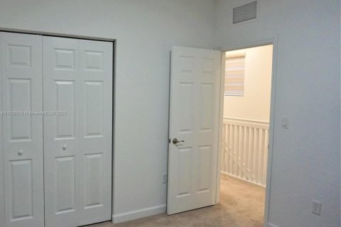 Townhouse in Hialeah, Florida 3 bedrooms, 143.07 sq.m. № 1821997 - photo 19