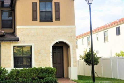 Townhouse in Hialeah, Florida 3 bedrooms, 143.07 sq.m. № 1821997 - photo 1