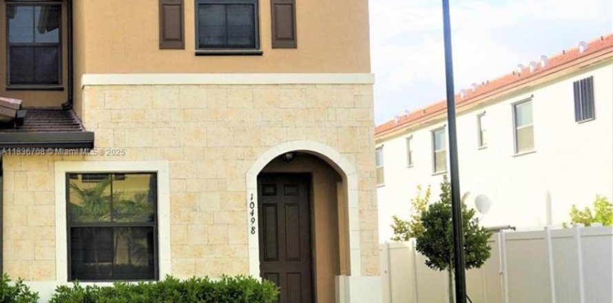 Townhouse in Hialeah, Florida 3 bedrooms, 143.07 sq.m. № 1821997