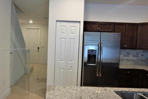 Townhouse in Hialeah, Florida 3 bedrooms, 143.07 sq.m. № 1821997 - photo 14