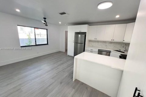 Villa ou maison à louer à Pompano Beach, Floride: 2 chambres, 106.84 m2 № 1993205 - photo 4