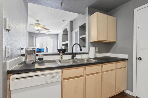 Condo in Temple Terrace, Florida, 1 bedroom  № 2396303 - photo 12