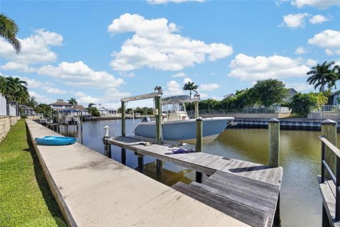House in Apollo Beach, Florida 4 bedrooms, 310.39 sq.m. № 2393704 - photo 4