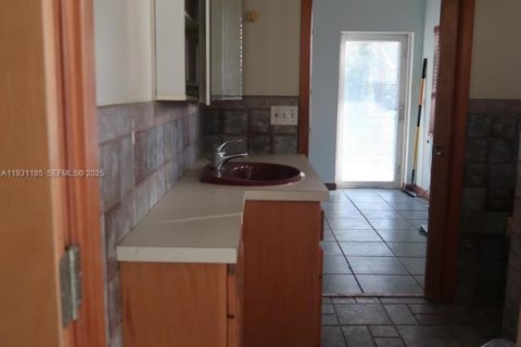 House in Miami, Florida 1 bedroom, 94.76 sq.m. № 1989614 - photo 4
