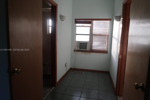 House in Miami, Florida 1 bedroom, 94.76 sq.m. № 1989614 - photo 6