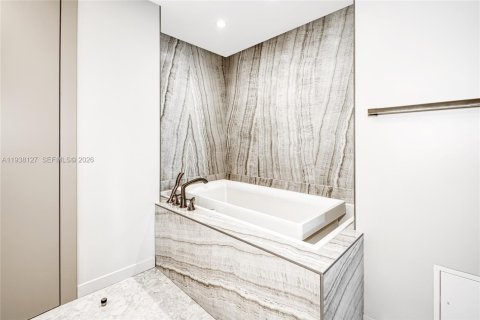 Купить кондоминиум в Бэл-Харбор, Флорида 2 спальни, 186.64м2, № 2053119 - фото 18