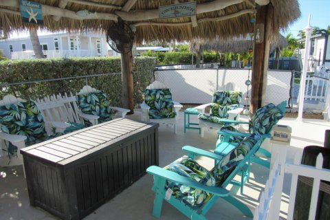 House in Tavernier, Florida 4 bedrooms, 239.78 sq.m. № 984126 - photo 1