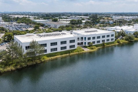 Propiedad comercial en venta en Doral, Florida № 2153853 - foto 11