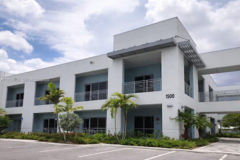 Propiedad comercial en Doral, Florida № 2153853