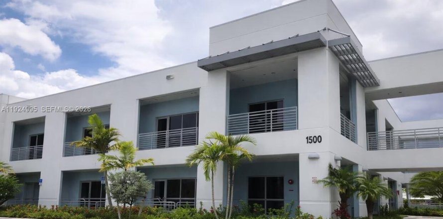 Propiedad comercial en Doral, Florida № 2153853