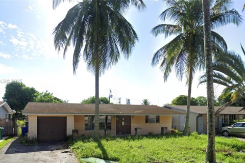House in Miramar, Florida 3 bedrooms, 171.59 sq.m. № 1986983 - photo 1