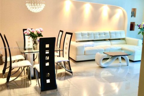 Copropriété à vendre à Hallandale Beach, Floride: 2 chambres, 101.45 m2 № 2024737 - photo 2