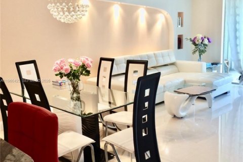 Copropriété à vendre à Hallandale Beach, Floride: 2 chambres, 101.45 m2 № 2024737 - photo 1