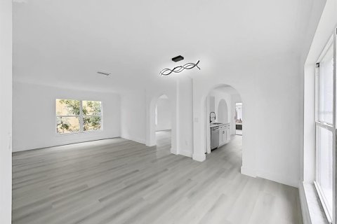 House in Brandon, Florida 4 bedrooms, 196.49 sq.m. № 2258523 - photo 5