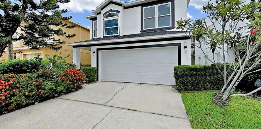 House in Brandon, Florida 4 bedrooms, 196.49 sq.m. № 2258523