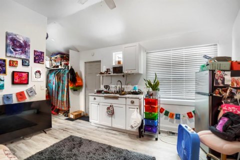 Commercial property in Saint Petersburg, Florida 5 bedrooms, 213.68 sq.m. № 2149308 - photo 8
