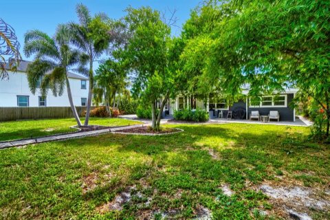 Commercial property in Saint Petersburg, Florida 5 bedrooms, 213.68 sq.m. № 2149308 - photo 2