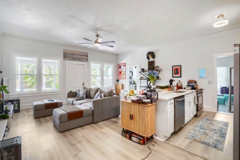 Commercial property in Saint Petersburg, Florida 5 bedrooms, 213.68 sq.m. № 2149308 - photo 5
