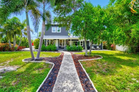 Commercial property in Saint Petersburg, Florida 5 bedrooms, 213.68 sq.m. № 2149308