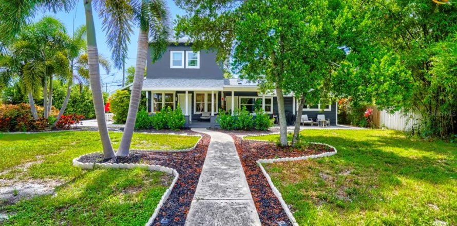 Commercial property in Saint Petersburg, Florida 5 bedrooms, 213.68 sq.m. № 2149308