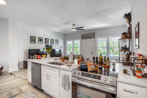 Commercial property in Saint Petersburg, Florida 5 bedrooms, 213.68 sq.m. № 2149308 - photo 26