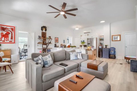 Commercial property in Saint Petersburg, Florida 5 bedrooms, 213.68 sq.m. № 2149308 - photo 17