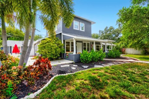 Commercial property in Saint Petersburg, Florida 5 bedrooms, 213.68 sq.m. № 2149308 - photo 13