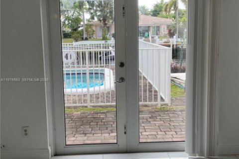 Condo in Pompano Beach, Florida, 2 bedrooms  № 2040618 - photo 5