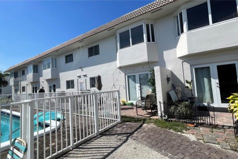 Condo in Pompano Beach, Florida, 2 bedrooms  № 2040618 - photo 4