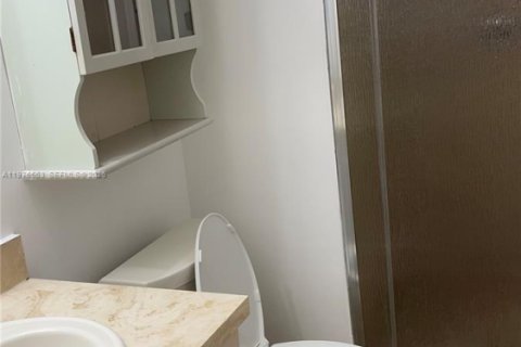 Condo in Pompano Beach, Florida, 2 bedrooms  № 2040618 - photo 16