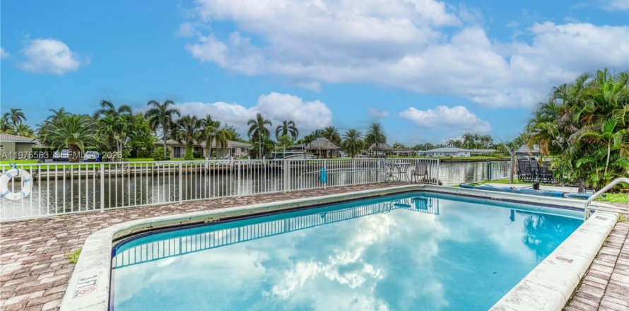 Condo in Pompano Beach, Florida, 2 bedrooms  № 2040618