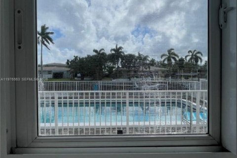 Condo in Pompano Beach, Florida, 2 bedrooms  № 2040618 - photo 11