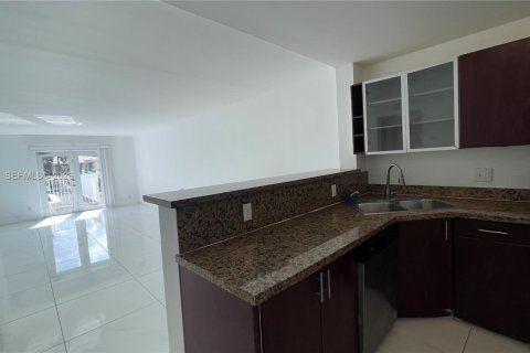 Condo in Pompano Beach, Florida, 2 bedrooms  № 2040618 - photo 9
