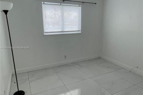 Condo in Pompano Beach, Florida, 2 bedrooms  № 2040618 - photo 10