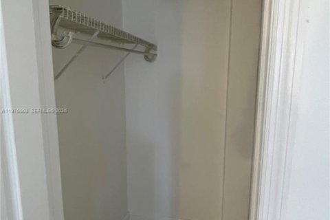 Condo in Pompano Beach, Florida, 2 bedrooms  № 2040618 - photo 15