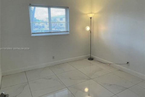 Condo in Pompano Beach, Florida, 2 bedrooms  № 2040618 - photo 14