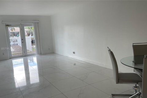 Condo in Pompano Beach, Florida, 2 bedrooms  № 2040618 - photo 6