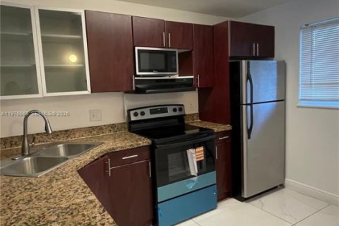 Condo in Pompano Beach, Florida, 2 bedrooms  № 2040618 - photo 8