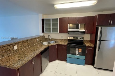Condo in Pompano Beach, Florida, 2 bedrooms  № 2040618 - photo 7