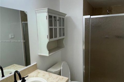 Condo in Pompano Beach, Florida, 2 bedrooms  № 2040618 - photo 13