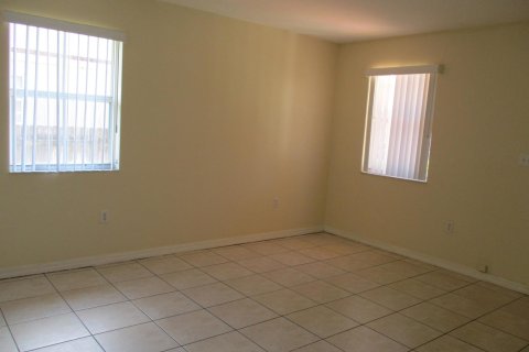 House in Hollywood, Florida 3 bedrooms, 119.29 sq.m. № 2086479 - photo 8