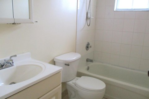 House in Hollywood, Florida 3 bedrooms, 119.29 sq.m. № 2086479 - photo 9