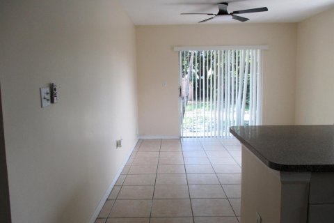 House in Hollywood, Florida 3 bedrooms, 119.29 sq.m. № 2086479 - photo 10
