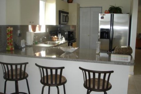House in Hollywood, Florida 3 bedrooms, 119.29 sq.m. № 2086479 - photo 4
