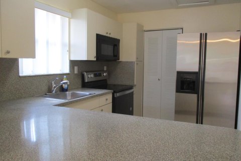 House in Hollywood, Florida 3 bedrooms, 119.29 sq.m. № 2086479 - photo 6