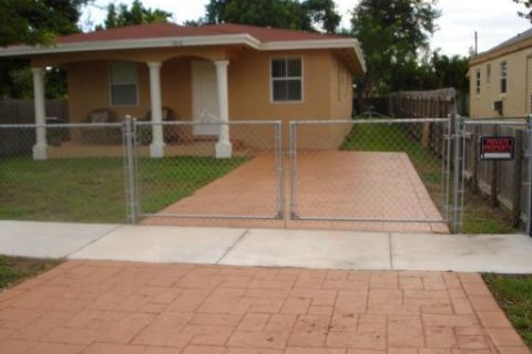 House in Hollywood, Florida 3 bedrooms, 119.29 sq.m. № 2086479