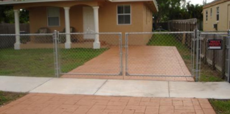 House in Hollywood, Florida 3 bedrooms, 119.29 sq.m. № 2086479