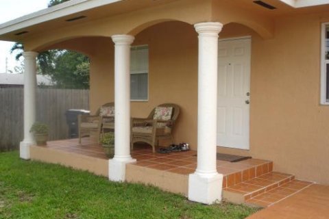 House in Hollywood, Florida 3 bedrooms, 119.29 sq.m. № 2086479 - photo 2